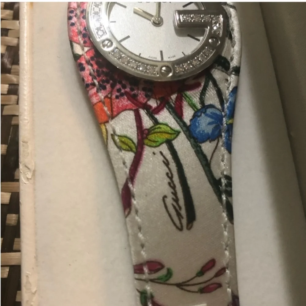 Gucci 2005 HOST PICK Limited edition diamond flower watch NWT Extraordinary Look